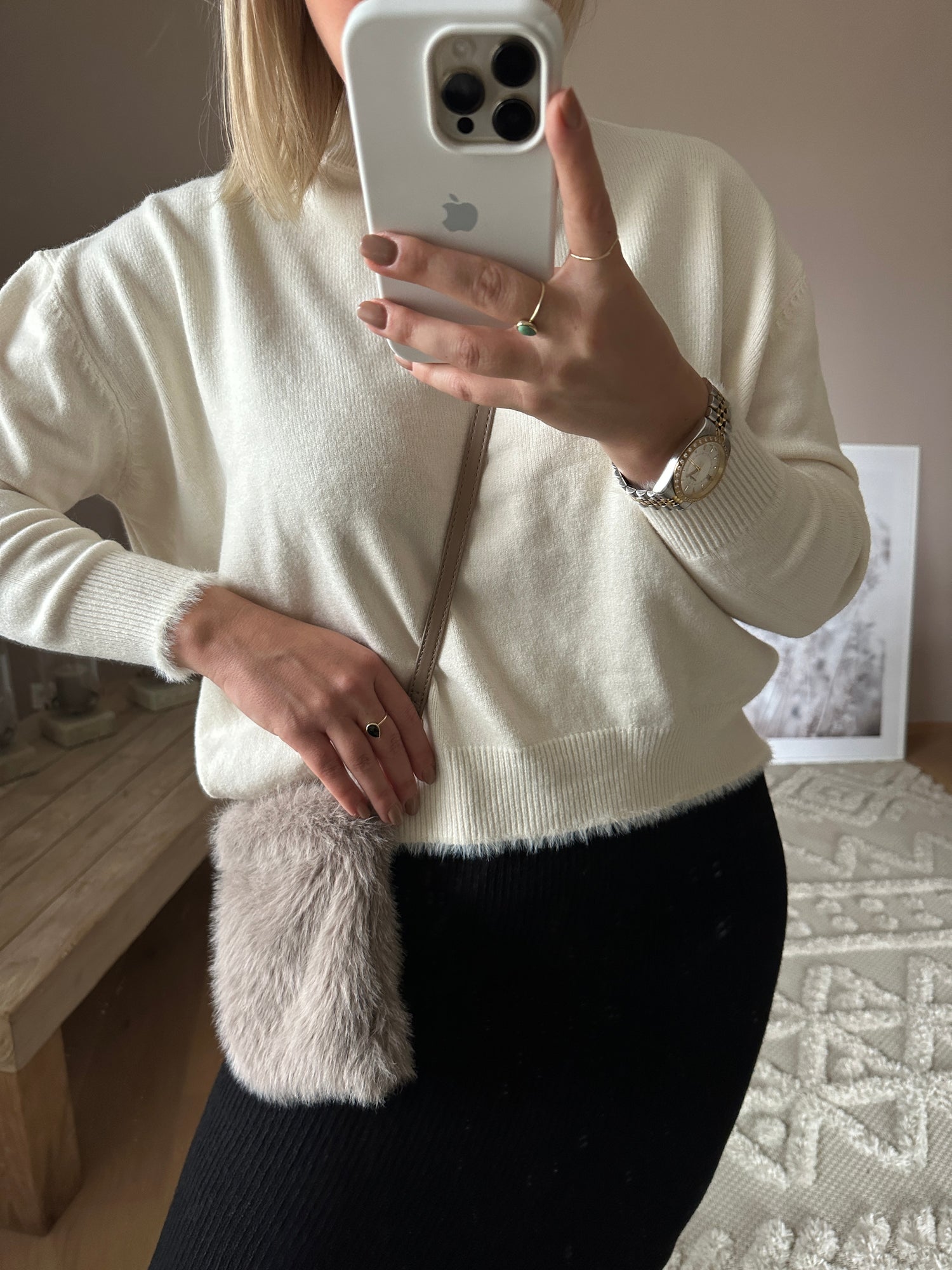 Rollkragenpullover mit Fransenabschluss Cream